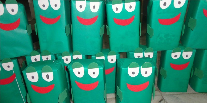 Fantoche de sapos feitos com caixa TetraPak