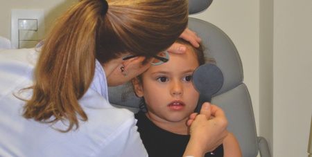 exames de vista em crianças - cover test