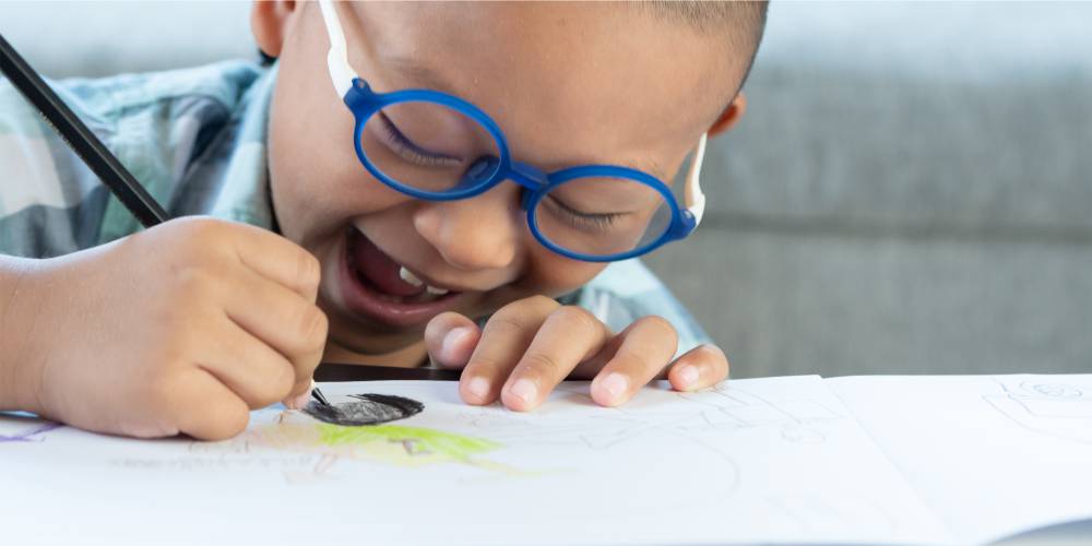 Cor e contraste: dicas de materiais para escolares com baixa visão
